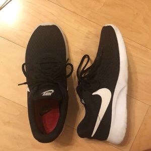 black nike tanjun tennis shoes